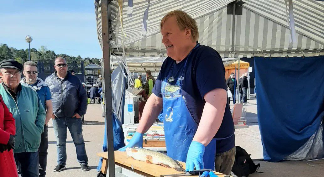 Kalanperkausta_Kari_Nyberg_kotkankalamarkkinat_2022. Kuva Etelä-SUomen Merikalastajain Liitto
