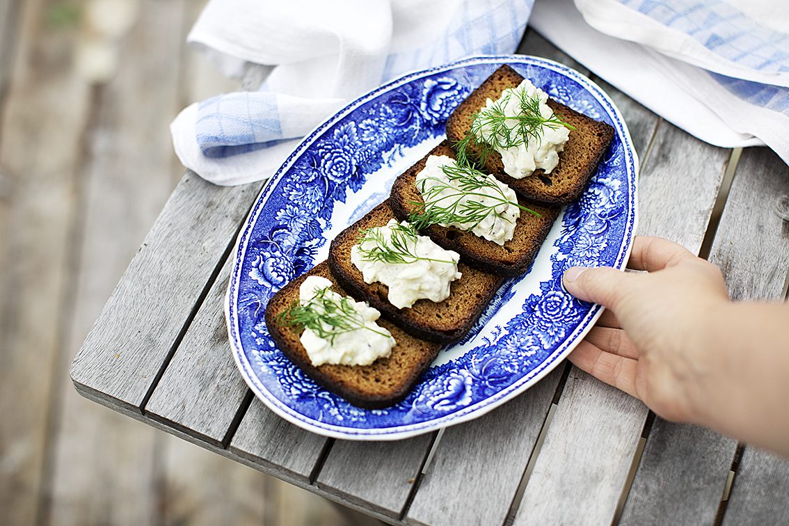 panikeröra gjord av rökt braxen serverad på mörkt bröd