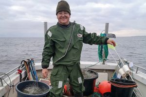 Etelä-Suomen Merikalastajain Liitto ry:n toiminnanjohtaja kalastamassa veneellä merellä.
