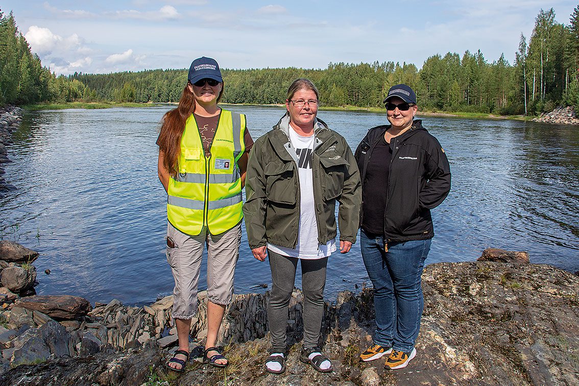 Pohjois-Karjalan Kalatalouskeskuksen henkilökunta yhteiskuvassa.