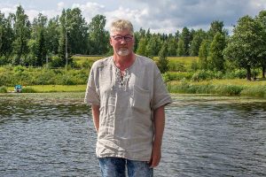 Keski-Unnukan osakaskunnan puheenjohtaja Hannu Viitanen seisoo laiturilla järven rannalla.