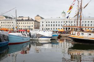 Kalastajaveneet kokoontuvat Stadin silakkamarkkinoilla Kauppatorin rantaan.