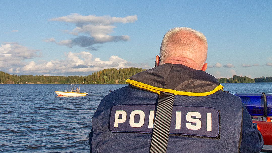 Venepoliisi valvomassa kalastusta järvellä kesäiltana.