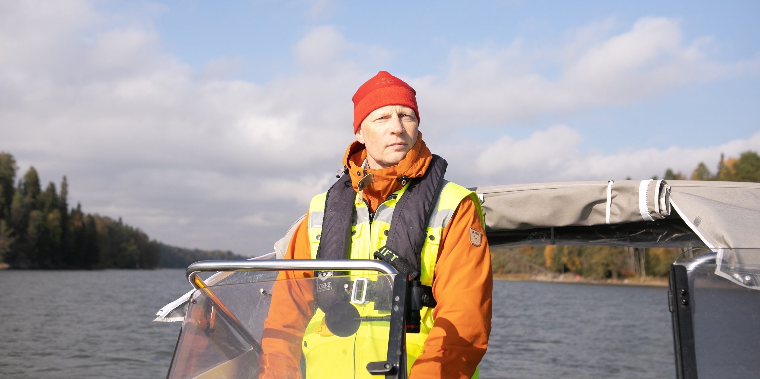 Kalastuksenvalvoja veneessä