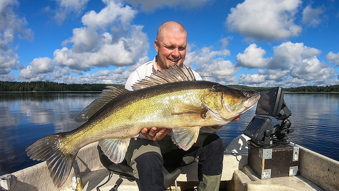 Kalastaja on saanut saaliikseen ison kuhan.