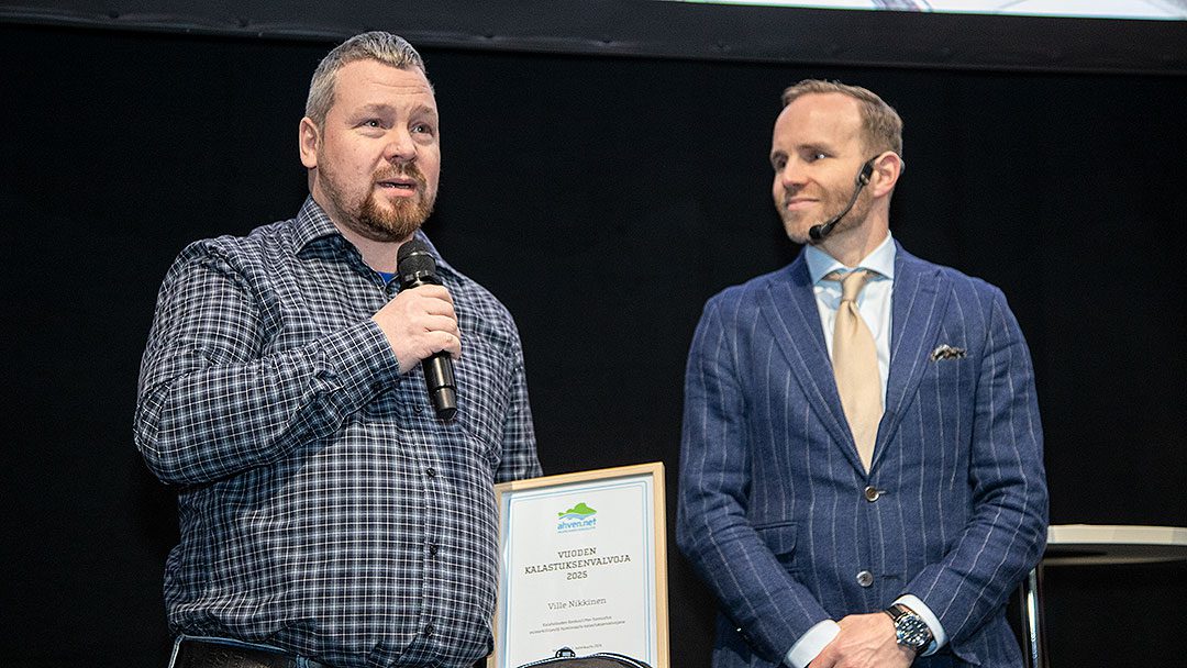 Vuoden kalastuksenvalvoja 2025 Ville Nikkinen ja liikunta-, urheilu ja nuorisoministeri Mika Poutala venemessujen lavalla.