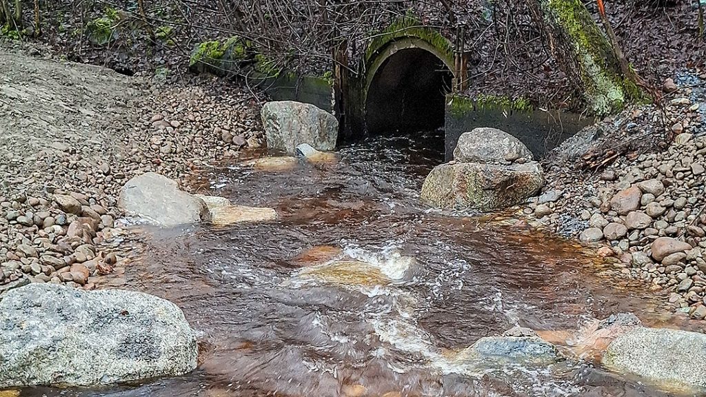 Nokian Laajanojalle rakennettu luonnonmukainen kalatie.